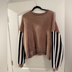 Fun sweater with striped sleeves - size medium